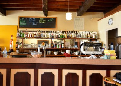 Allant Vers, devant le café
