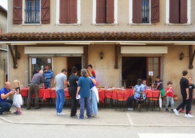 Allant Vers, devant le café